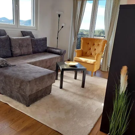 Moon زلاتيبور